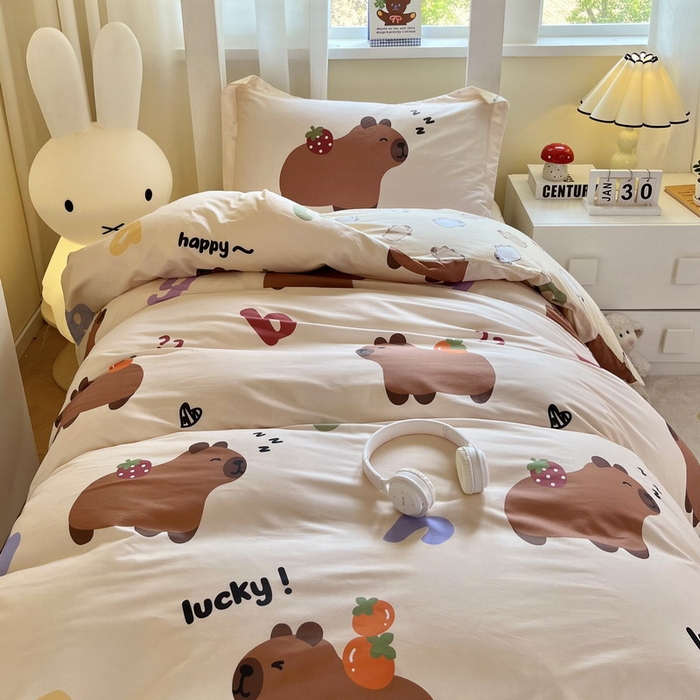 91家纺网 家纺一手货源 找家纺 蘭菲家纺 2025新款学生季卡皮巴拉系列全棉印花三件套 皮小萌