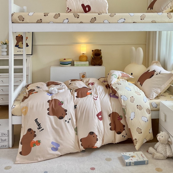 91家纺网 家纺一手货源 找家纺 蘭菲家纺 2025新款学生季卡皮巴拉系列全棉印花三件套 皮小萌