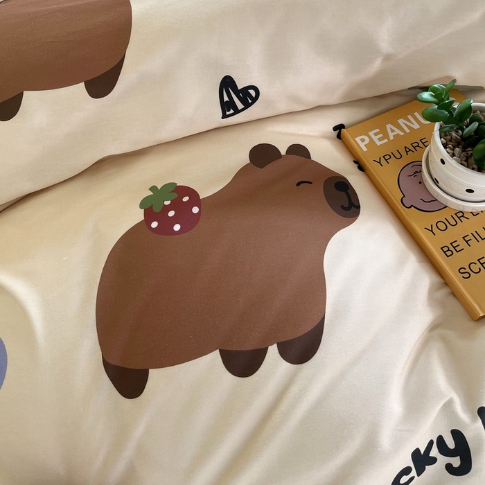 91家纺网 家纺一手货源 找家纺 蘭菲家纺 2025新款学生季卡皮巴拉系列全棉印花三件套 皮小萌