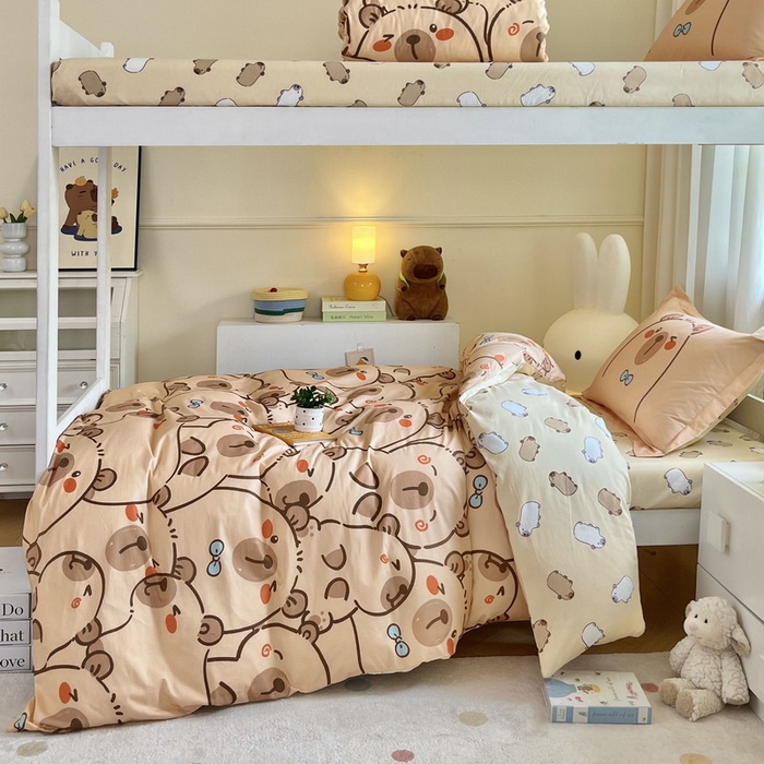 91家纺网 家纺一手货源 找家纺 蘭菲家纺 2025新款学生季卡皮巴拉系列全棉印花三件套 小卡