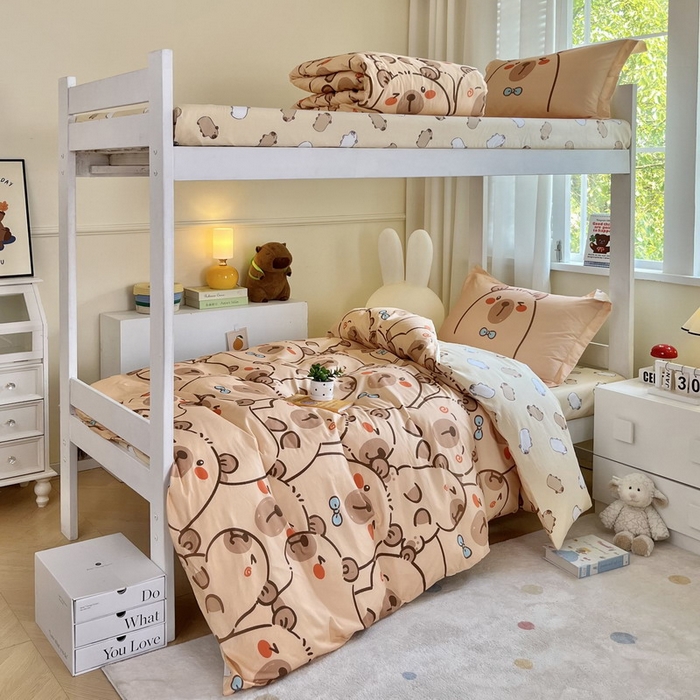 91家纺网 家纺一手货源 找家纺 蘭菲家纺 2025新款学生季卡皮巴拉系列全棉印花三件套 小卡