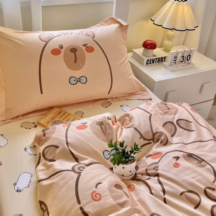 91家纺网 家纺一手货源 找家纺 蘭菲家纺 2025新款学生季卡皮巴拉系列全棉印花三件套 小卡