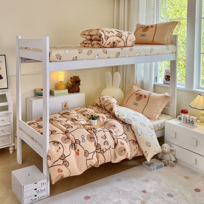 91家纺网 家纺一手货源 找家纺 蘭菲家纺 2025新款学生季卡皮巴拉系列全棉印花三件套 小卡