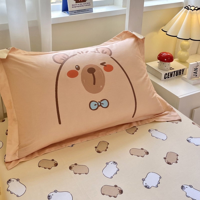 91家纺网 家纺一手货源 找家纺 蘭菲家纺 2025新款学生季卡皮巴拉系列全棉印花三件套 小卡