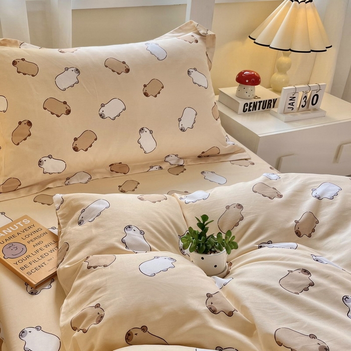 91家纺网 家纺一手货源 找家纺 蘭菲家纺 2025新款学生季卡皮巴拉系列全棉印花三件套 小奶豚