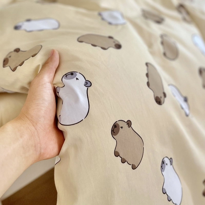 91家纺网 家纺一手货源 找家纺 蘭菲家纺 2025新款学生季卡皮巴拉系列全棉印花三件套 小奶豚