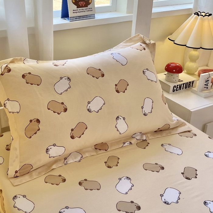 91家纺网 家纺一手货源 找家纺 蘭菲家纺 2025新款学生季卡皮巴拉系列全棉印花三件套 小奶豚