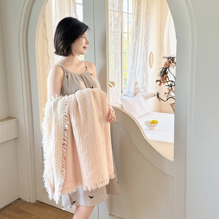 91家纺网 家纺一手货源 找家纺 丹本家纺 2025新款双层纱流苏全棉纯棉毯纯棉流苏款盖毯夏被夏凉被空调被 浅粉色