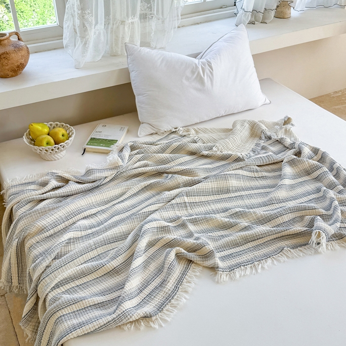 91家纺网 家纺一手货源 找家纺 丹本家纺 2025新款双层纱流苏全棉纯棉毯纯棉流苏款盖毯夏被夏凉被空调被 条纹蓝