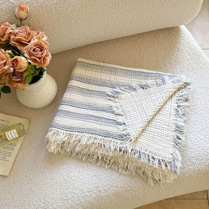 91家纺网 家纺一手货源 找家纺 丹本家纺 2025新款双层纱流苏全棉纯棉毯纯棉流苏款盖毯夏被夏凉被空调被 条纹蓝