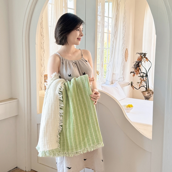 91家纺网 家纺一手货源 找家纺 丹本家纺 2025新款双层纱流苏全棉纯棉毯纯棉流苏款盖毯夏被夏凉被空调被 条纹绿