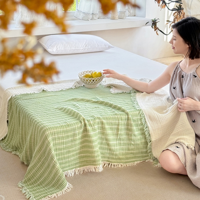 91家纺网 家纺一手货源 找家纺 丹本家纺 2025新款双层纱流苏全棉纯棉毯纯棉流苏款盖毯夏被夏凉被空调被 条纹绿