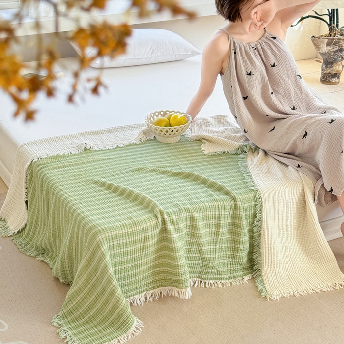 91家纺网 家纺一手货源 找家纺 丹本家纺 2025新款双层纱流苏全棉纯棉毯纯棉流苏款盖毯夏被夏凉被空调被 条纹绿