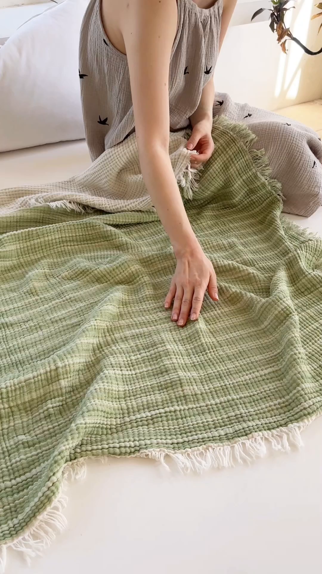 91家纺网 家纺一手货源 找家纺 丹本家纺 2025新款双层纱流苏全棉纯棉毯纯棉流苏款盖毯夏被夏凉被空调被 条纹绿