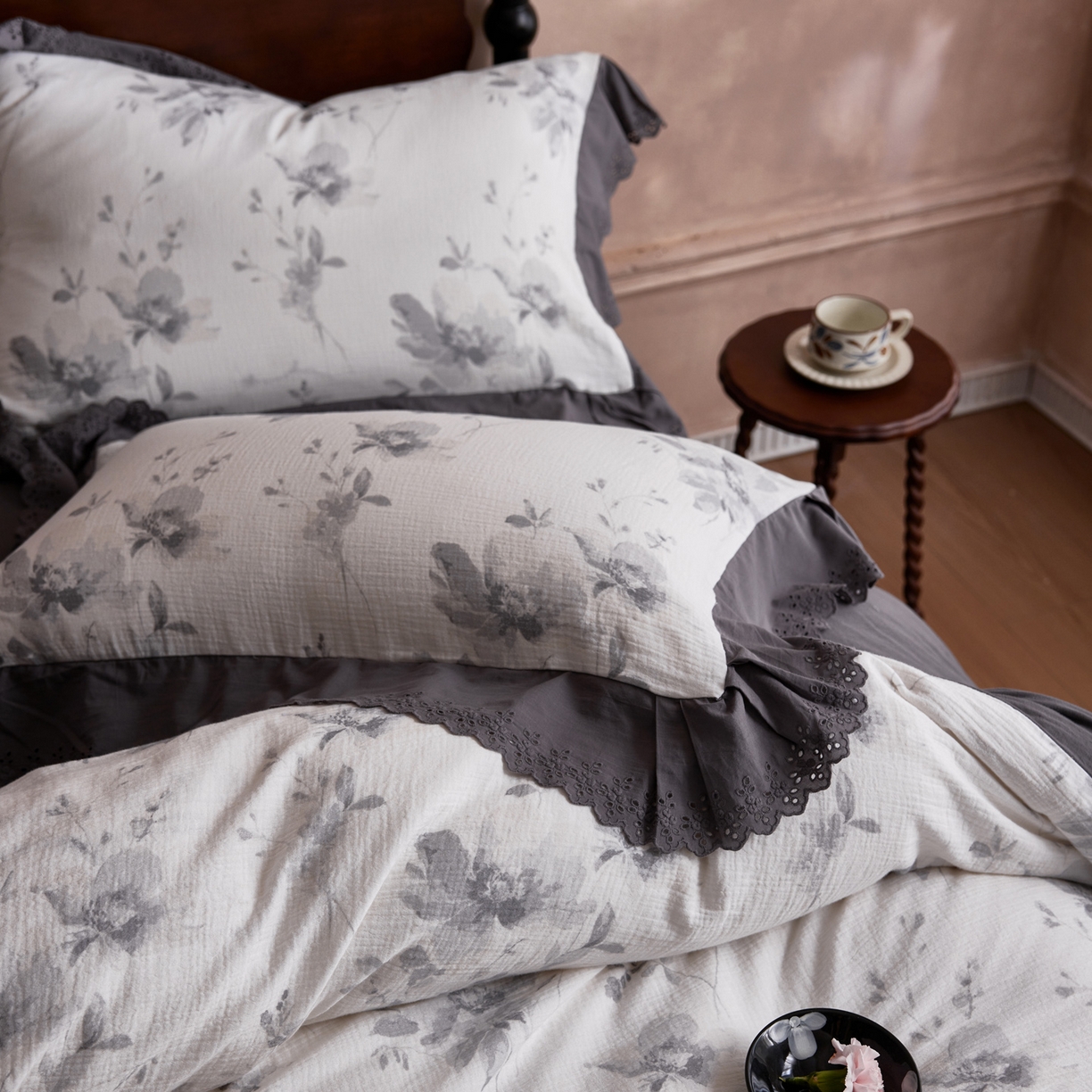 91家纺网 家纺一手货源 找家纺 简纯主义 2025新款100%棉皱皱纱四件套-花甜系列 栀信白