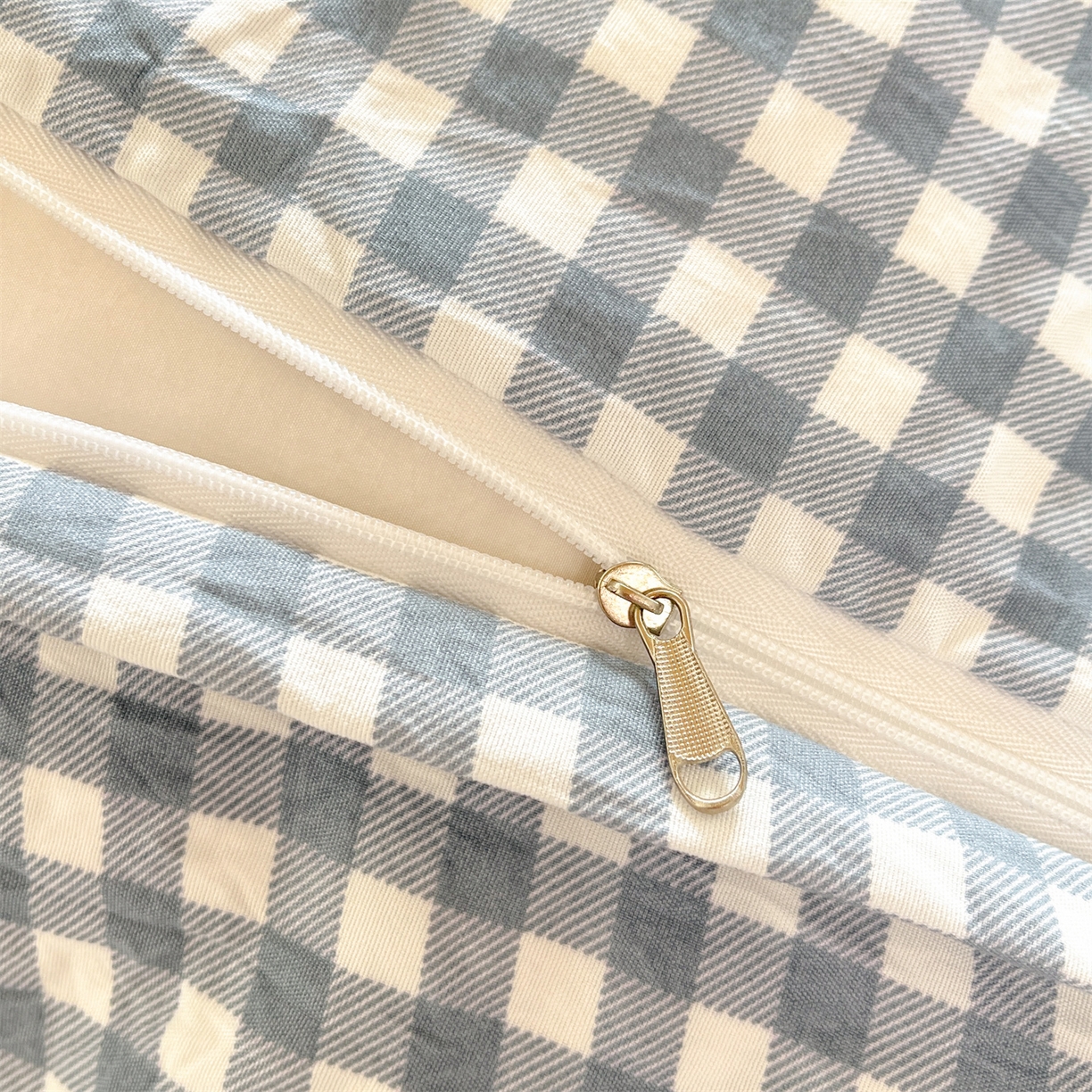 91家纺网 家纺一手货源 找家纺 盛秋家纺 2025新款水洗棉卡通学生小三套套件 开心派对+蓝小格