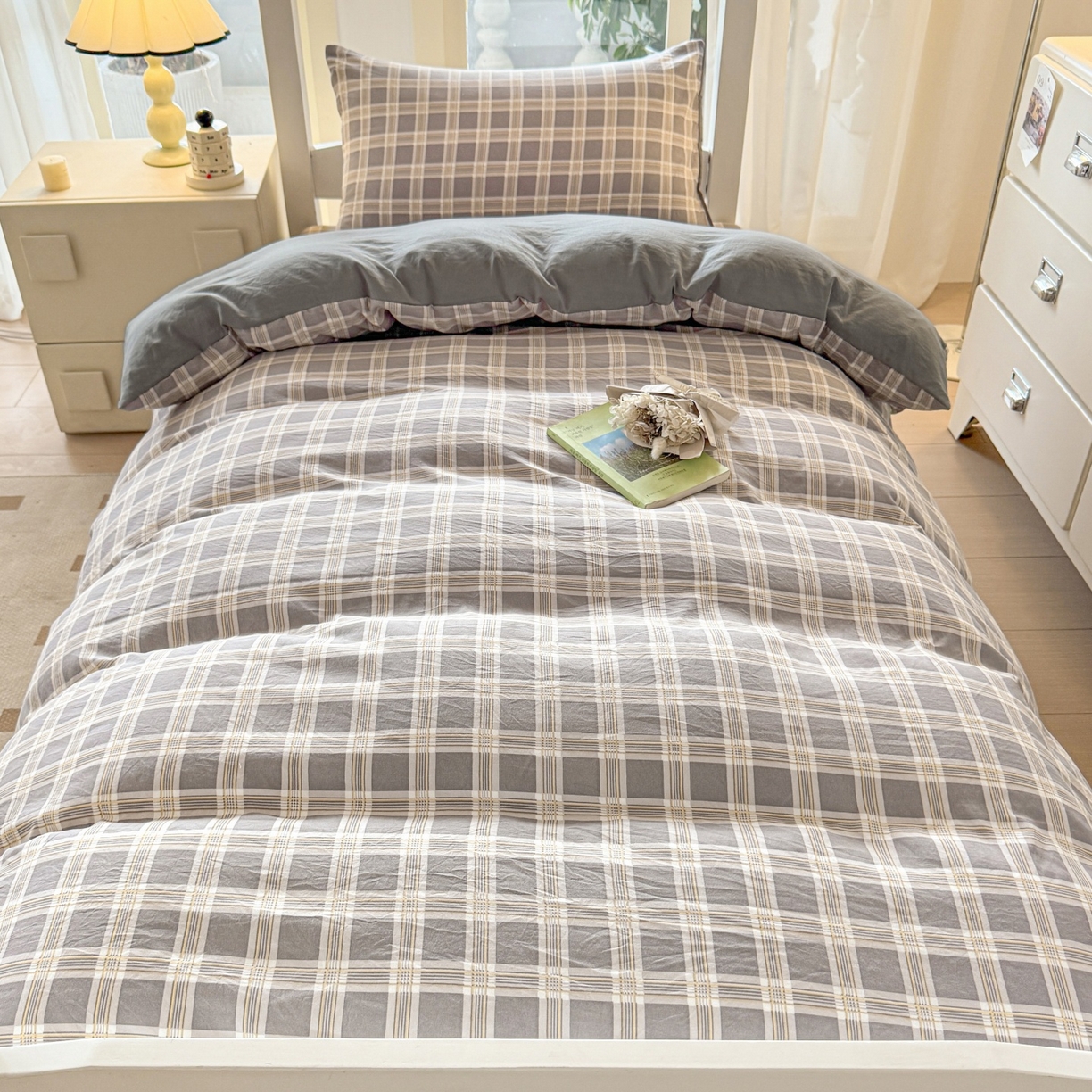 91家纺网 家纺一手货源 找家纺 盛秋家纺 2025新款水洗棉格子学生小三套套件 保罗+中灰