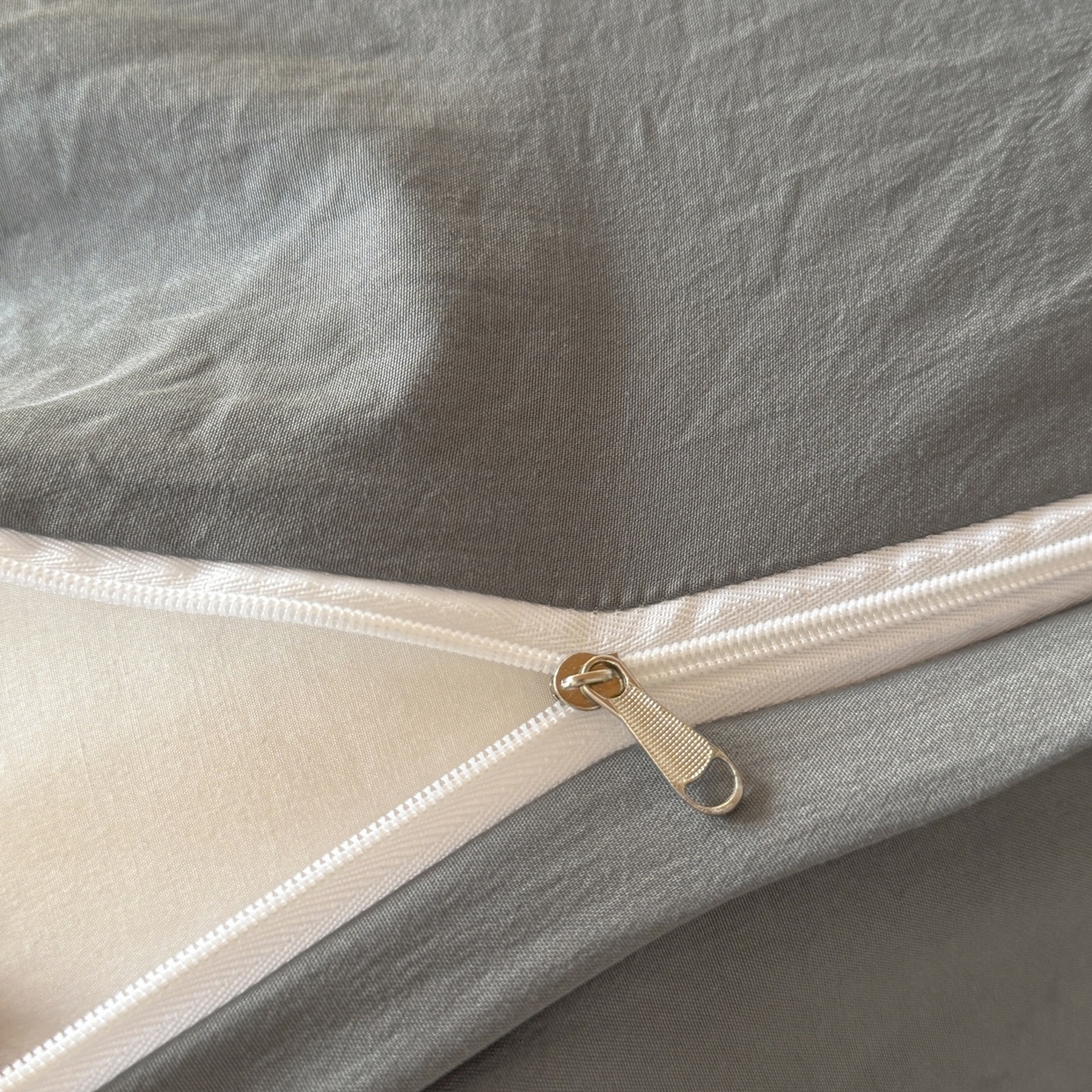 91家纺网 家纺一手货源 找家纺 盛秋家纺 2025新款水洗棉格子学生小三套套件 保罗+中灰