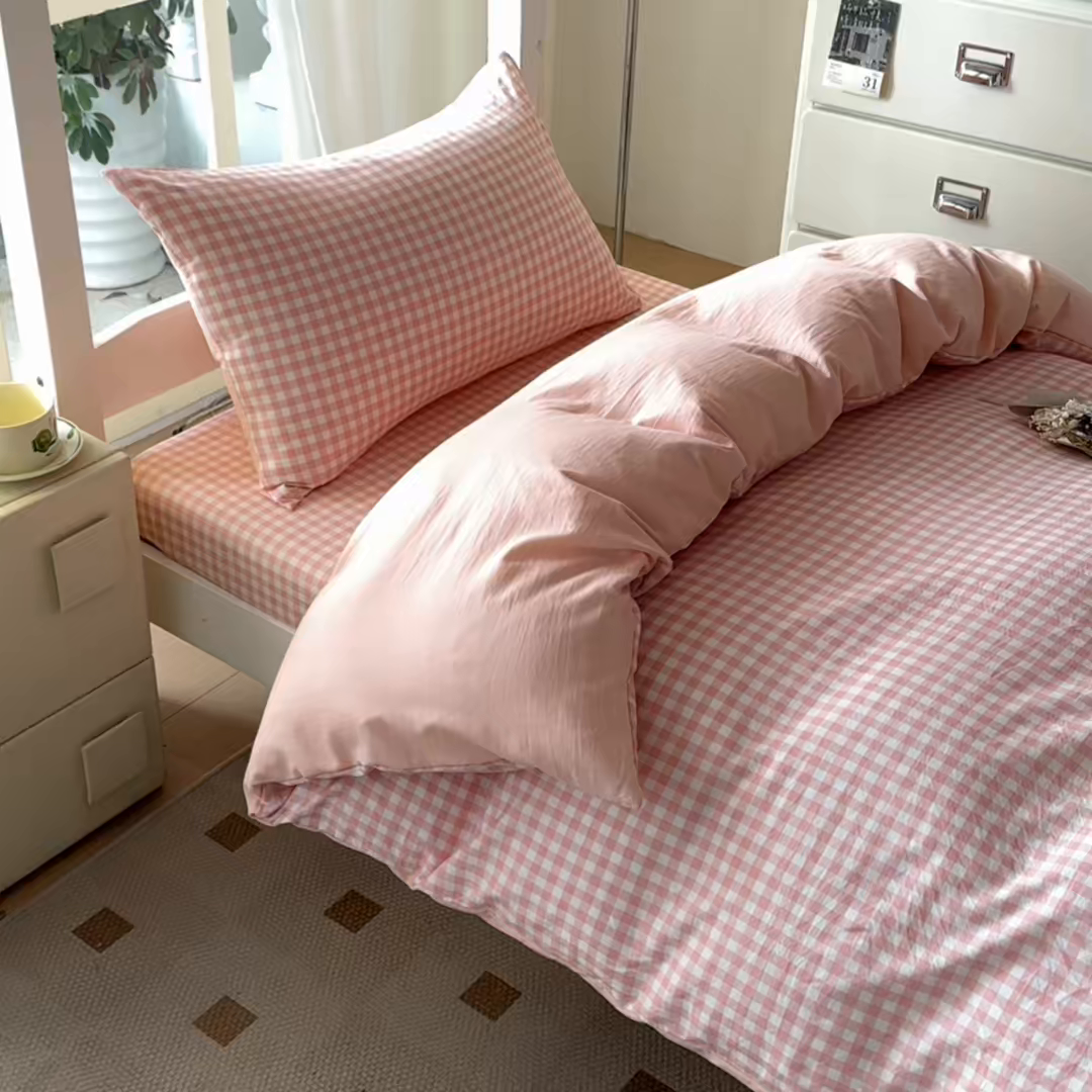 91家纺网 家纺一手货源 找家纺 盛秋家纺 2025新款水洗棉格子学生小三套套件 粉小格+奶油粉