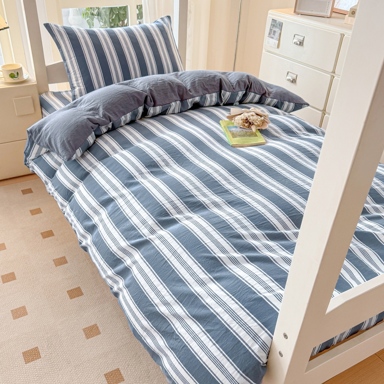 91家纺网 家纺一手货源 找家纺 盛秋家纺 2025新款水洗棉格子学生小三套套件 黑灰中条+高级灰