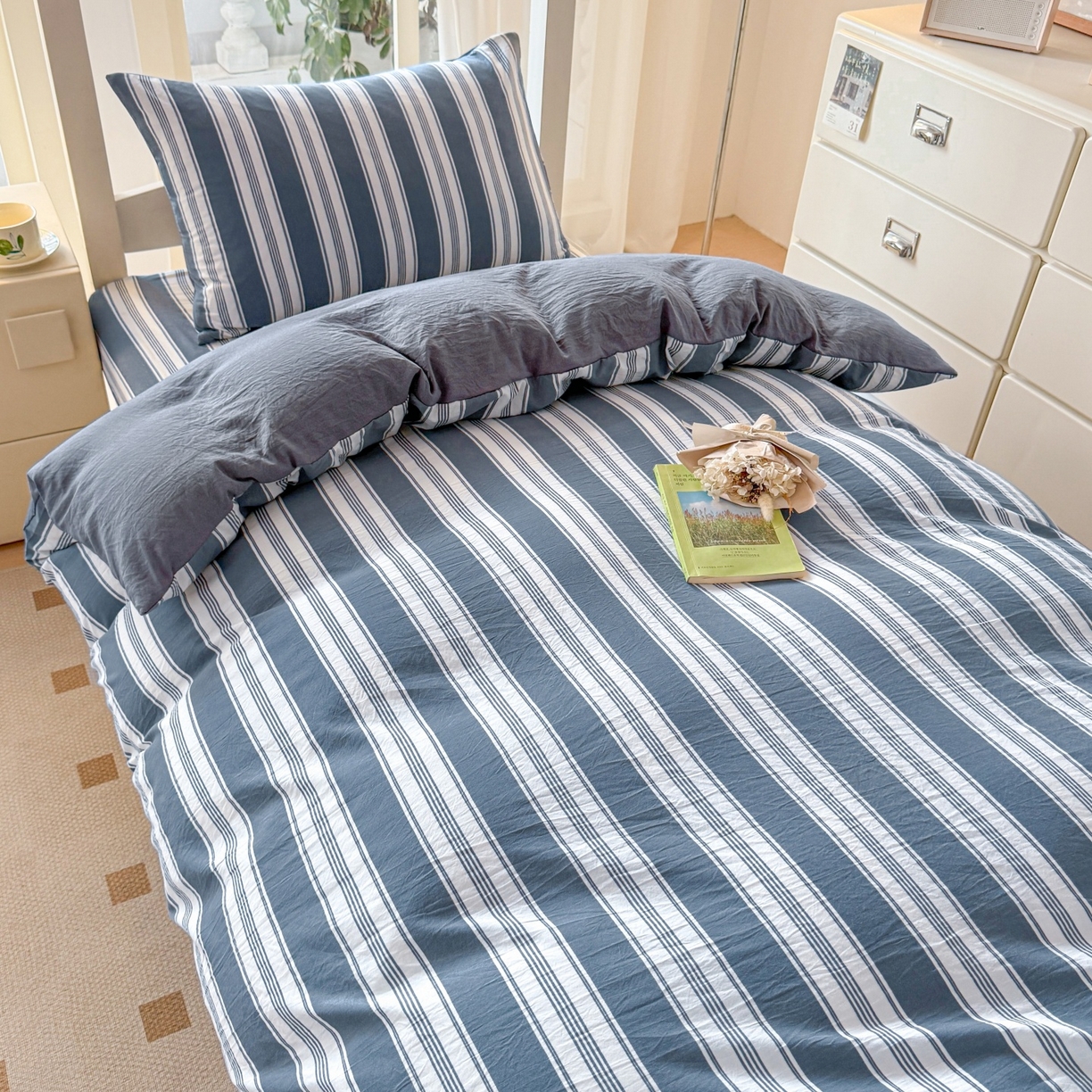 91家纺网 家纺一手货源 找家纺 盛秋家纺 2025新款水洗棉格子学生小三套套件 黑灰中条+高级灰