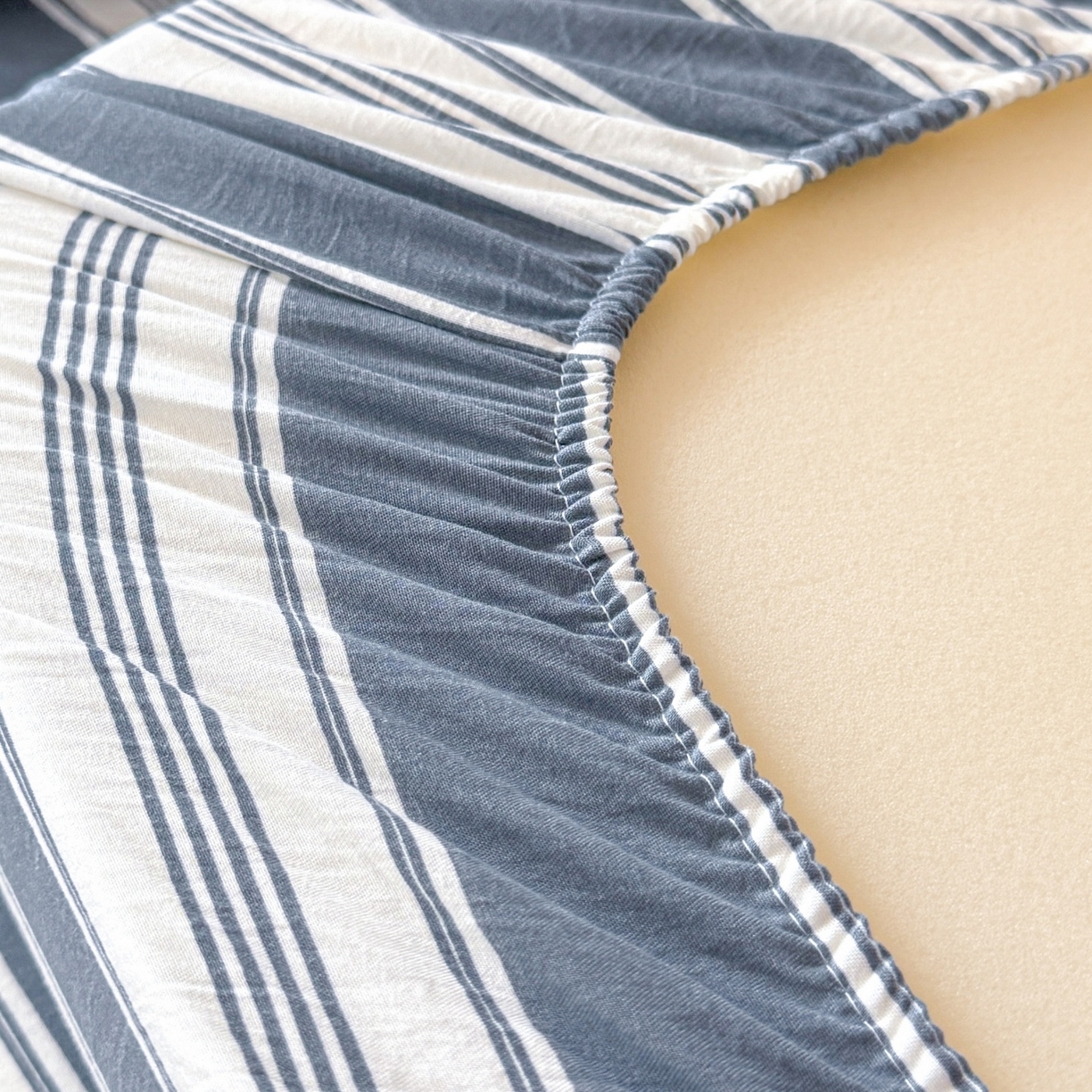 91家纺网 家纺一手货源 找家纺 盛秋家纺 2025新款水洗棉格子学生小三套套件 黑灰中条+高级灰