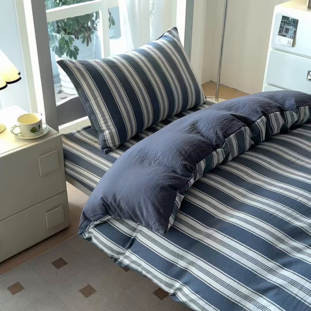 91家纺网 家纺一手货源 找家纺 盛秋家纺 2025新款水洗棉格子学生小三套套件 黑灰中条+高级灰