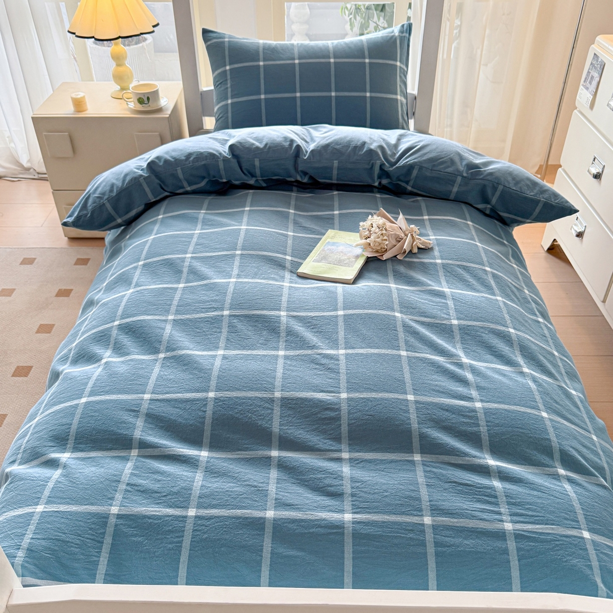 91家纺网 家纺一手货源 找家纺 盛秋家纺 2025新款水洗棉格子学生小三套套件 灰大格+蓝灰