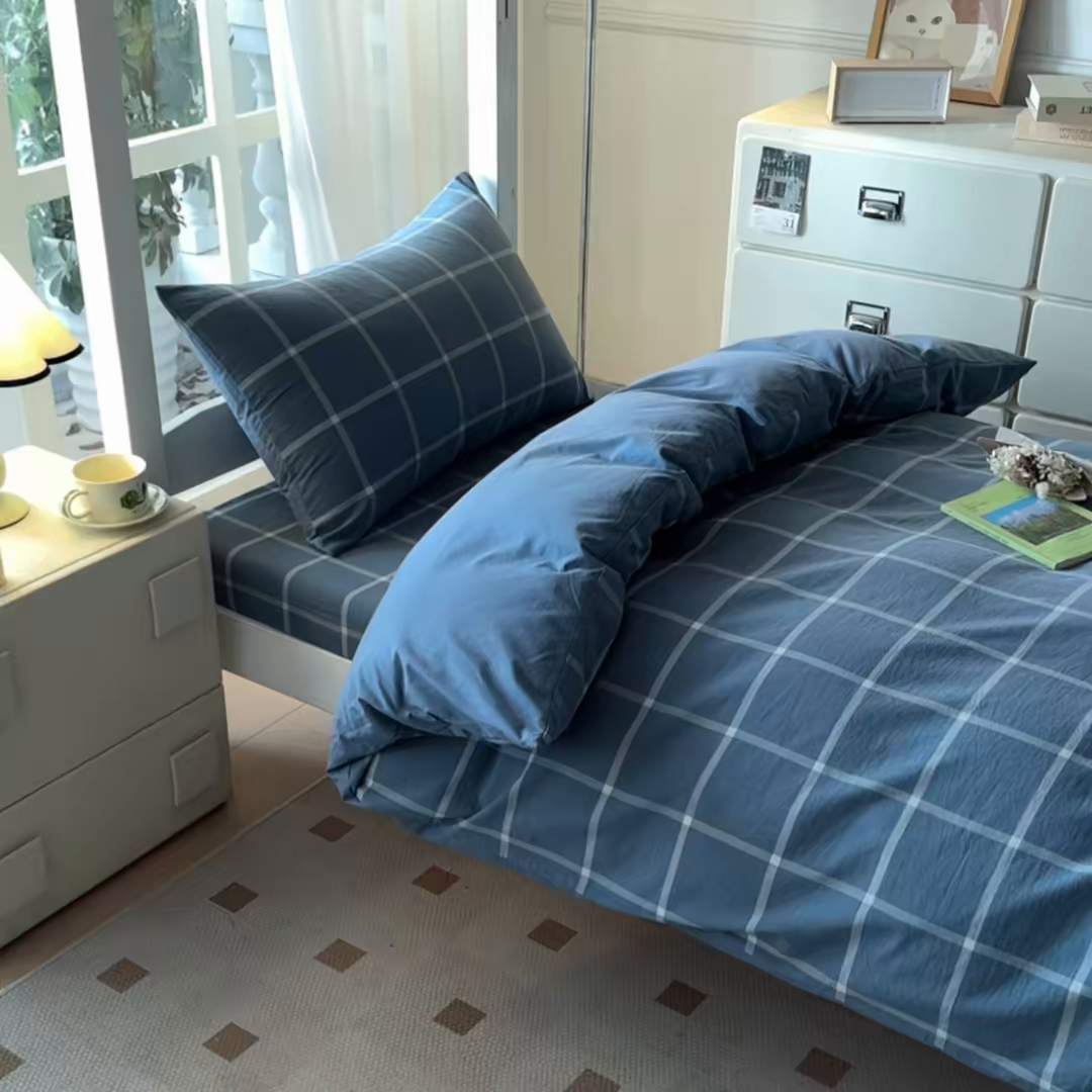 91家纺网 家纺一手货源 找家纺 盛秋家纺 2025新款水洗棉格子学生小三套套件 灰大格+蓝灰