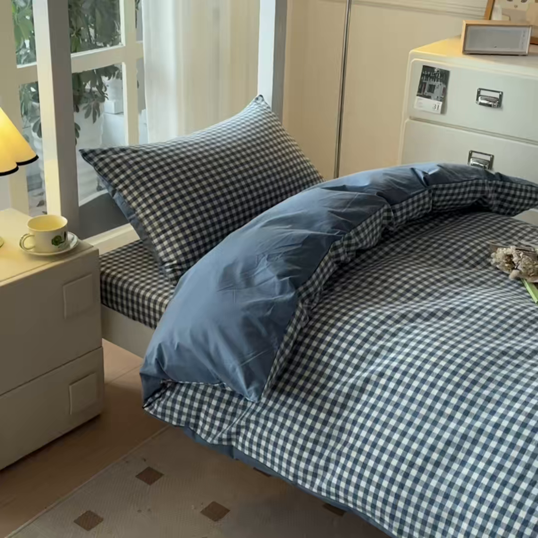 91家纺网 家纺一手货源 找家纺 盛秋家纺 2025新款水洗棉格子学生小三套套件 蓝小格+蓝灰