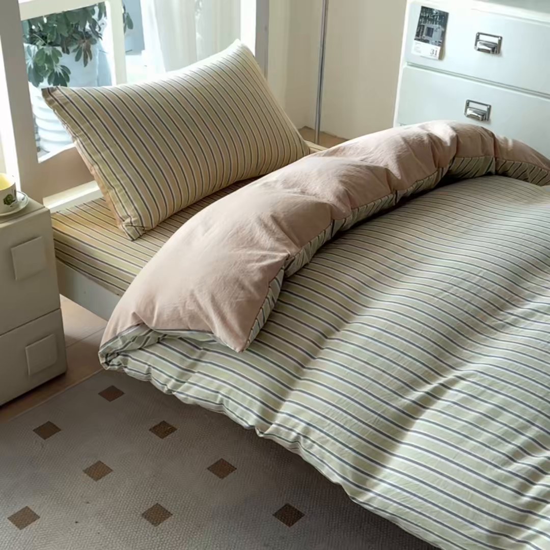 91家纺网 家纺一手货源 找家纺 盛秋家纺 2025新款水洗棉格子学生小三套套件 泡芙黄+奶茶