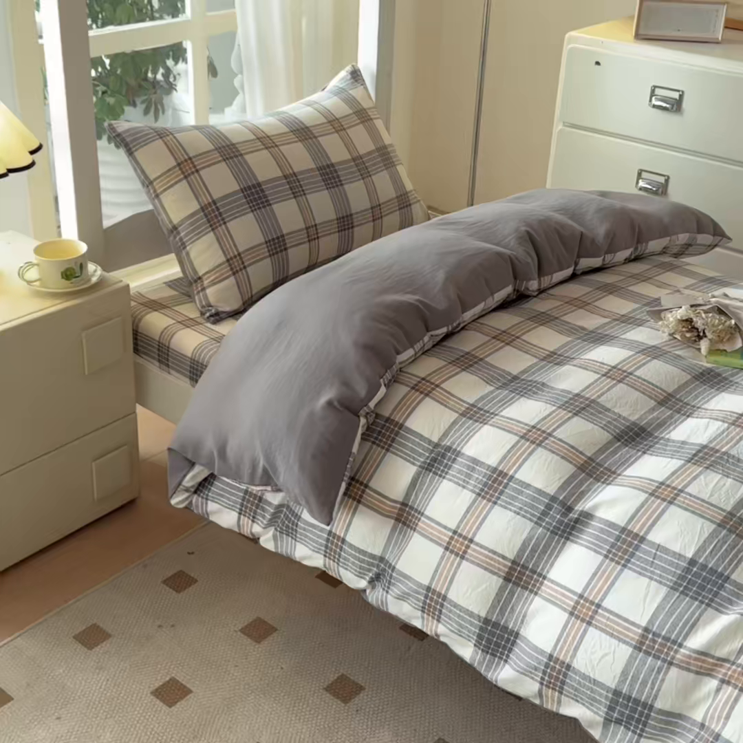 91家纺网 家纺一手货源 找家纺 盛秋家纺 2025新款水洗棉格子学生小三套套件 瑞克+中灰