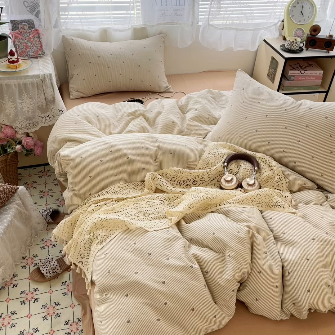 91家纺网 家纺一手货源 找家纺 （总）卡迪熊家纺 2025新款超柔云感m印花双层纱四件套