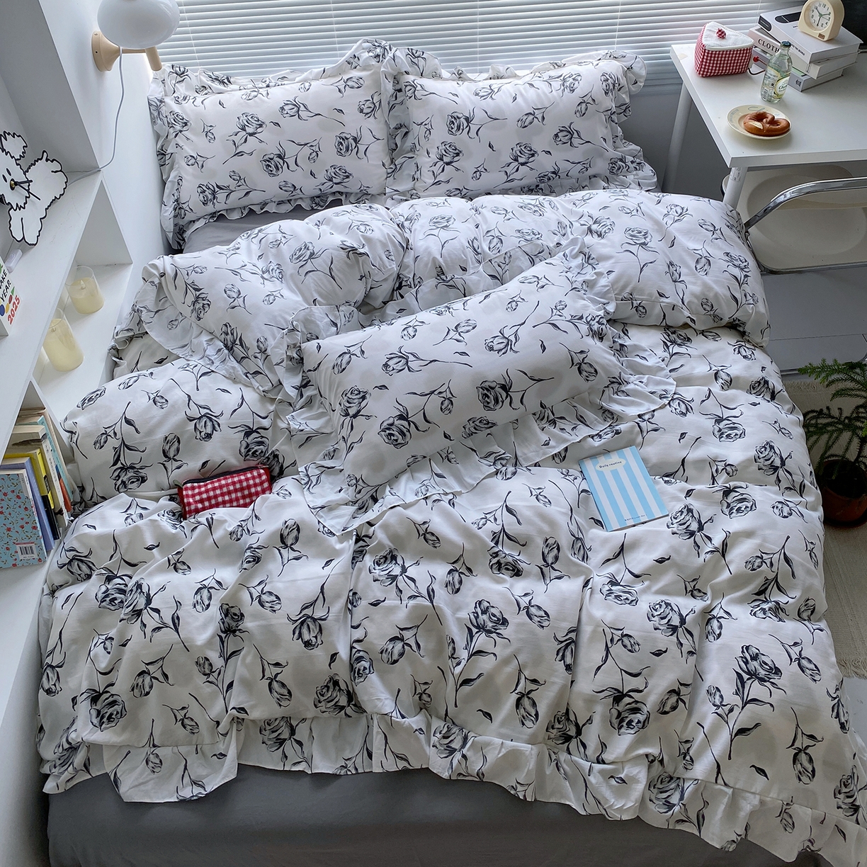 91家纺网 家纺一手货源 找家纺 芷凡家纺2025新款A类加厚超柔水洗棉花边款韩式四件套-风格二 水墨玫瑰