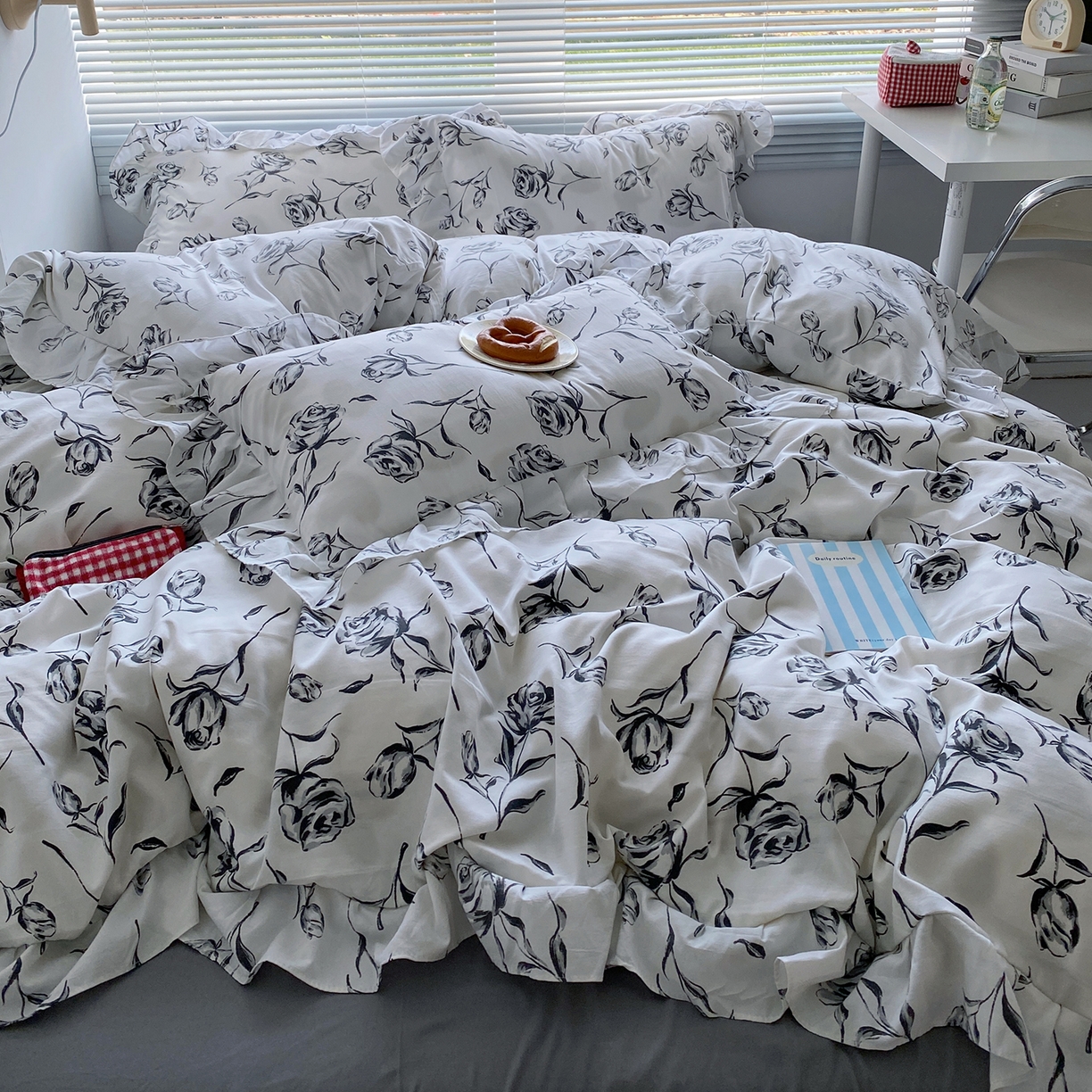 91家纺网 家纺一手货源 找家纺 芷凡家纺2025新款A类加厚超柔水洗棉花边款韩式四件套-风格二 水墨玫瑰