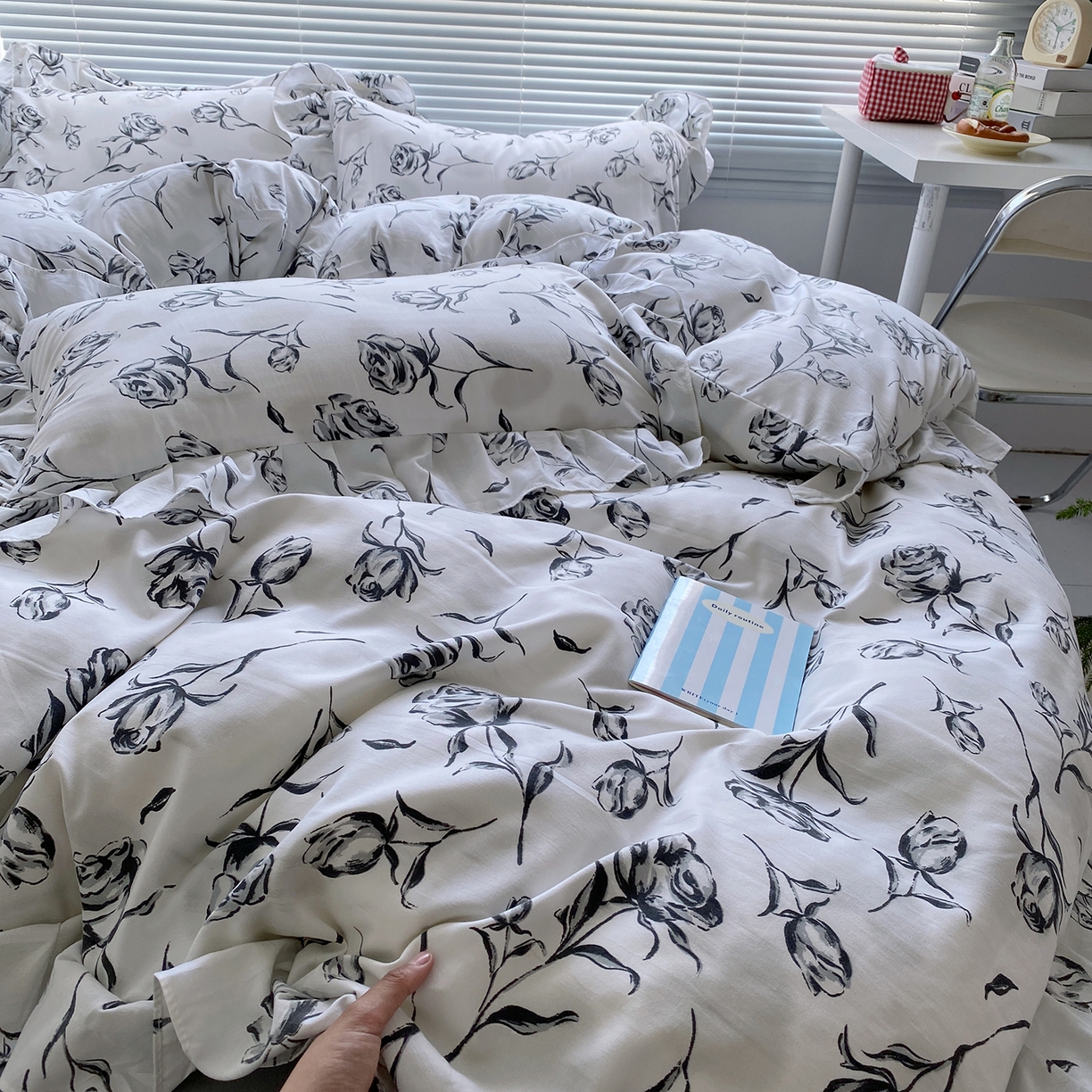 91家纺网 家纺一手货源 找家纺 芷凡家纺2025新款A类加厚超柔水洗棉花边款韩式四件套-风格二 水墨玫瑰