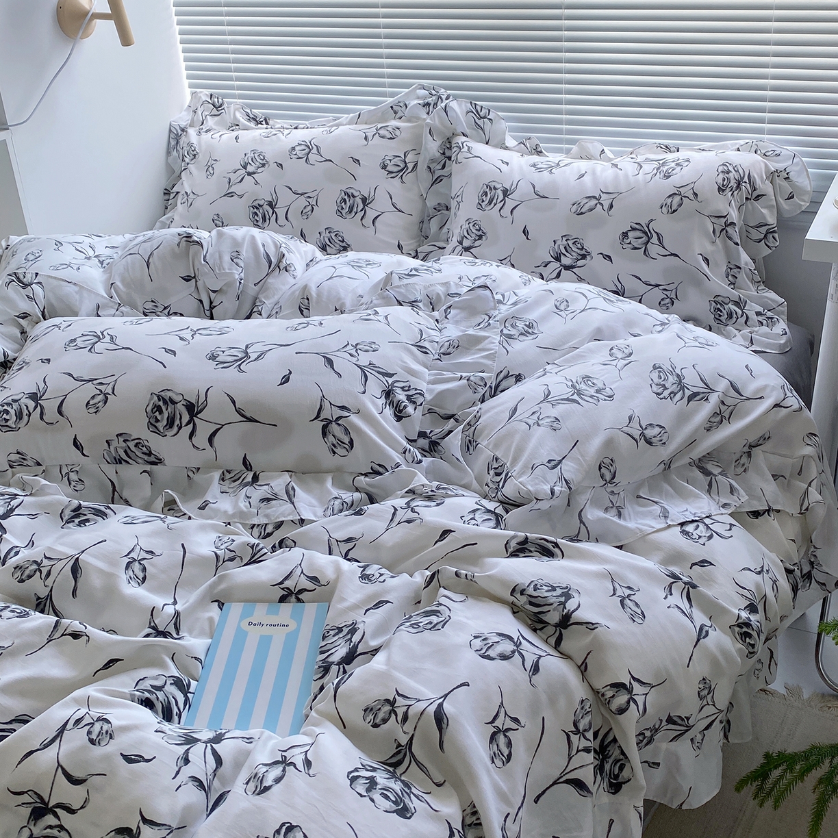 91家纺网 家纺一手货源 找家纺 芷凡家纺2025新款A类加厚超柔水洗棉花边款韩式四件套-风格二 水墨玫瑰