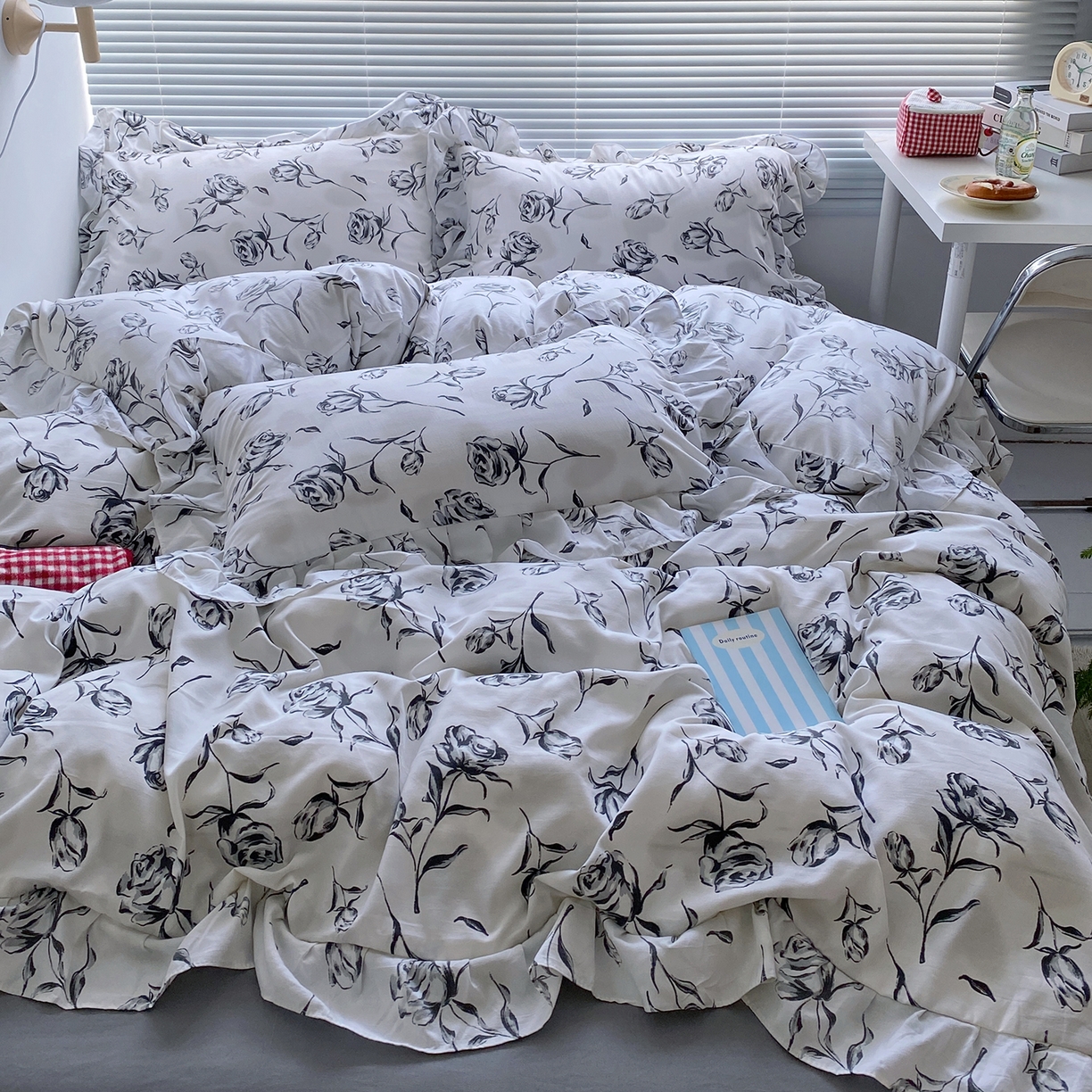 91家纺网 家纺一手货源 找家纺 芷凡家纺2025新款A类加厚超柔水洗棉花边款韩式四件套-风格二 水墨玫瑰