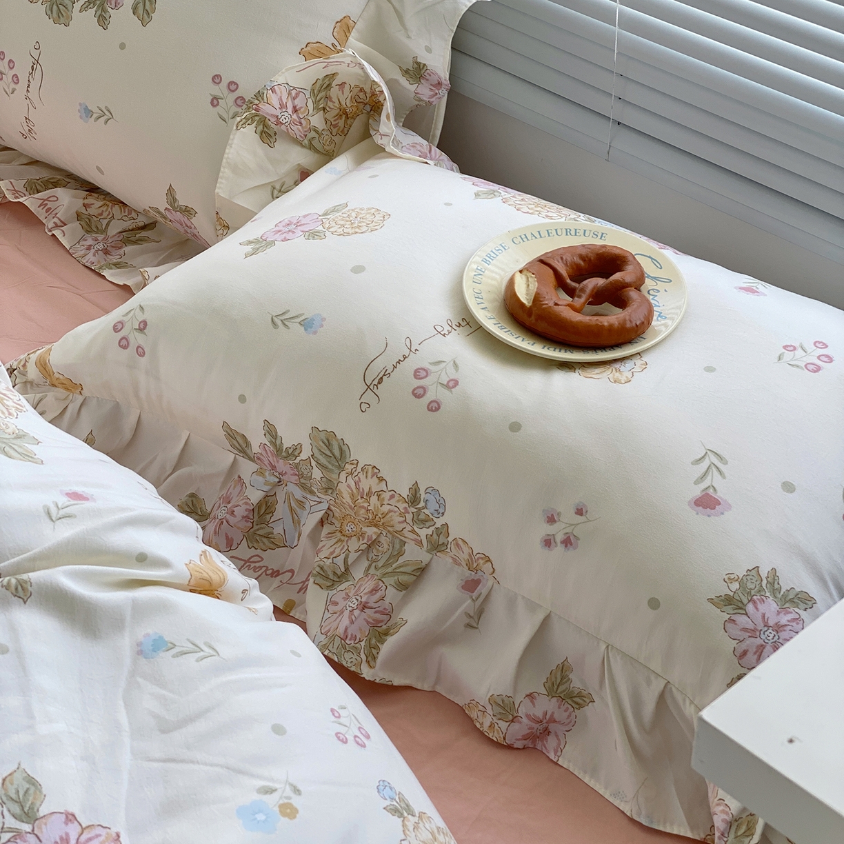 91家纺网 家纺一手货源 找家纺 芷凡家纺2025新款A类加厚超柔水洗棉花边款韩式四件套-风格二 忧乐花语