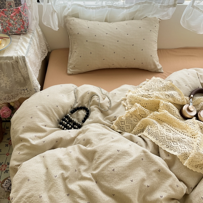 91家纺网 家纺一手货源 找家纺 卡迪熊家纺 2025新款超柔云感m印花双层纱四件套 爱心条纹