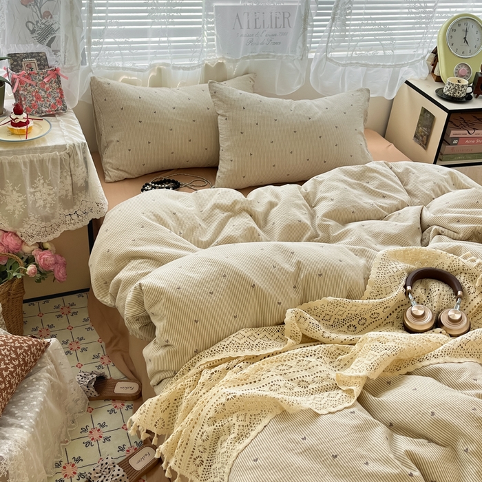 91家纺网 家纺一手货源 找家纺 卡迪熊家纺 2025新款超柔云感m印花双层纱四件套 爱心条纹