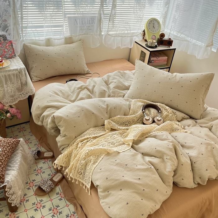 91家纺网 家纺一手货源 找家纺 卡迪熊家纺 2025新款超柔云感m印花双层纱四件套 爱心条纹