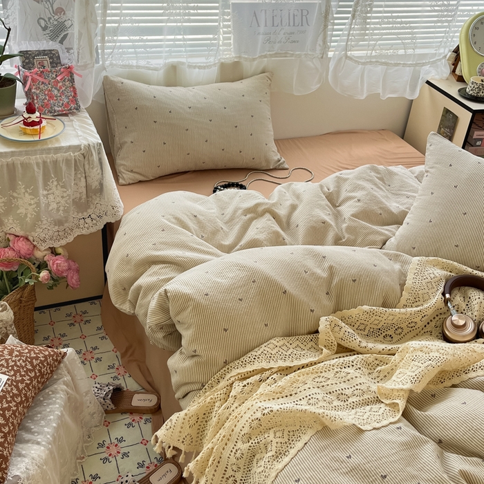 91家纺网 家纺一手货源 找家纺 卡迪熊家纺 2025新款超柔云感m印花双层纱四件套 爱心条纹