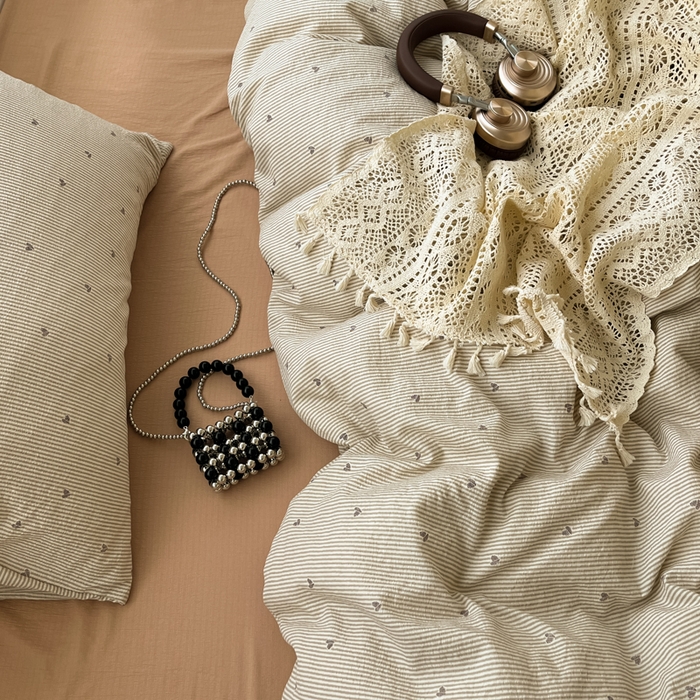 91家纺网 家纺一手货源 找家纺 卡迪熊家纺 2025新款超柔云感m印花双层纱四件套 爱心条纹