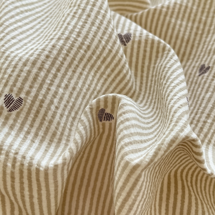 91家纺网 家纺一手货源 找家纺 卡迪熊家纺 2025新款超柔云感m印花双层纱四件套 爱心条纹