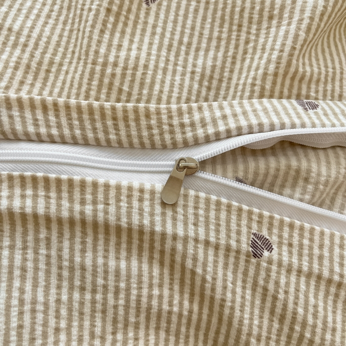 91家纺网 家纺一手货源 找家纺 卡迪熊家纺 2025新款超柔云感m印花双层纱四件套 爱心条纹