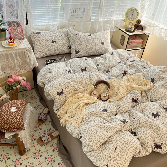 91家纺网 家纺一手货源 找家纺 卡迪熊家纺 2025新款超柔云感m印花双层纱四件套 丛林醉猫