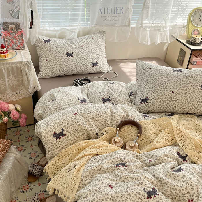 91家纺网 家纺一手货源 找家纺 卡迪熊家纺 2025新款超柔云感m印花双层纱四件套 丛林醉猫