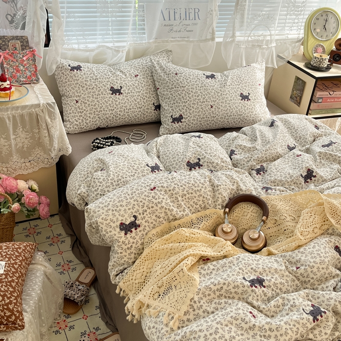 91家纺网 家纺一手货源 找家纺 卡迪熊家纺 2025新款超柔云感m印花双层纱四件套 丛林醉猫