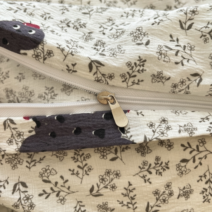 91家纺网 家纺一手货源 找家纺 卡迪熊家纺 2025新款超柔云感m印花双层纱四件套 丛林醉猫